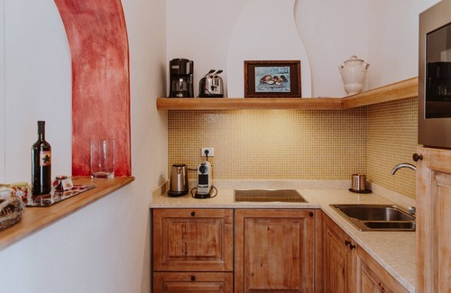 Puegnago del Garda Apartamento | Apartment 'Zaffiro' with Shared Pool, Wi-Fi and Air Conditioning