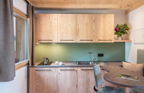 San Genesio Atesino Apartamento | Apartamento 'Zirm' con vistas a la montaña, terraza privada y Wi-Fi