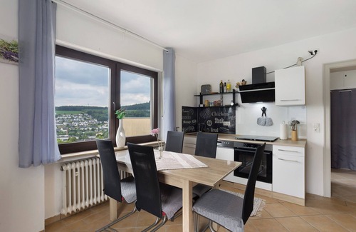 Meschede Apartamento | Apartamento 'Zum Hasen' con vistas a la montaña, terraza privada y Wi-Fi