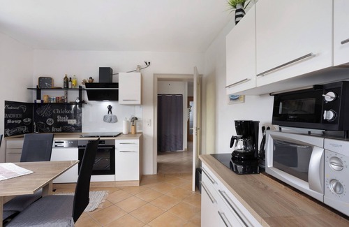 Meschede Apartamento | Apartamento 'Zum Hasen' con vistas a la montaña, terraza privada y Wi-Fi