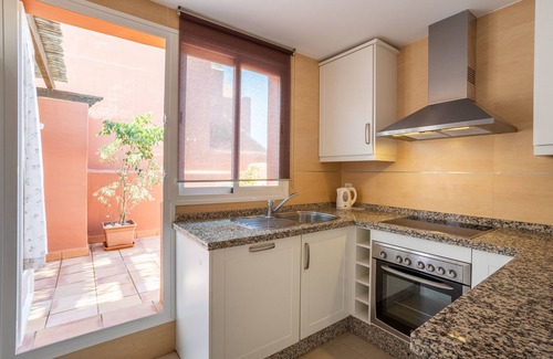Torrox Costa Apartamento | "Apartamento en Torrox Costa" con vistas al mar, piscina, jacuzzi, Wi-Fi, A/C y jardín