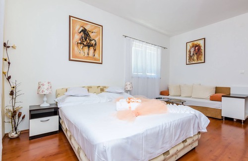 Montovjerna Hotel | Apartments Aura
