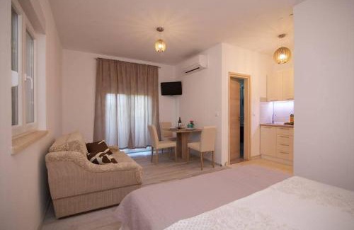 Sukosan Apartamento | Apartments Becky on a sandy beach without crowd