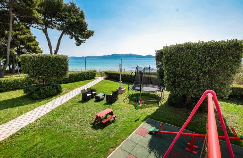Sukosan Apartamento | Apartments Becky on a sandy beach without crowd