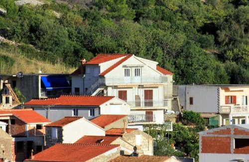 Cove Rogacic Apartamento | Apartments by the sea Vis - 2428