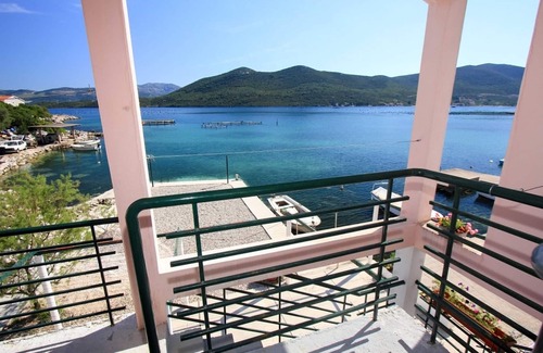 Putnikovic Apartamento | Apartments Ereš Zuronja-One-Bedroom Apartment with Sea View 2