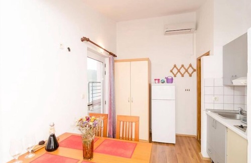 Putnikovic Apartamento | Apartments Ereš Zuronja-One-Bedroom Apartment with Sea View 1