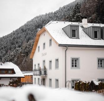 Colli In Pusteria Apartamento | Apartments, Guest House & historic Chalet Neuhaus