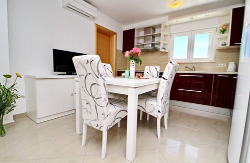 Drace Apartamento | Apartments Gusti - Two-Bedroom Apartment with Balcony and Sea View