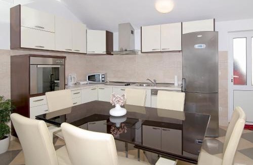 Ploce Apartamento | Apartments Isabora - Comfort Three-Bedroom Apartment with Balcony and Sea View Second Floor