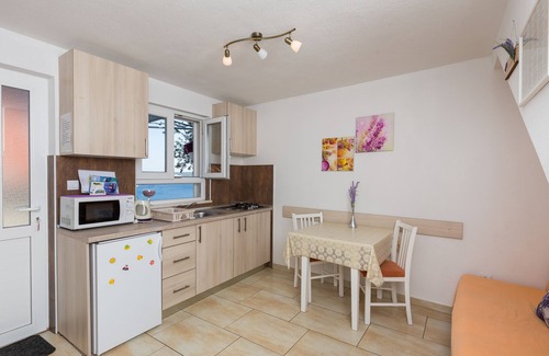 Lozica Apartamento | Apartments Lovro - Apartamento dúplex de un dormitorio con terraza y vistas parciales al mar (1)