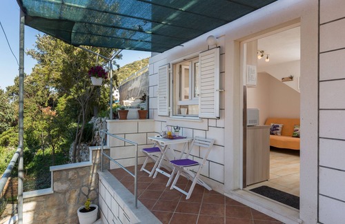 Lozica Apartamento | Apartments Lovro - Apartamento dúplex de un dormitorio con terraza y vistas parciales al mar (1)