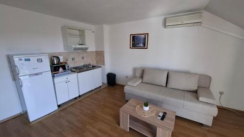 Seget Vranjica Apartamento | Apartments Mato with balconies, garden & the sea view