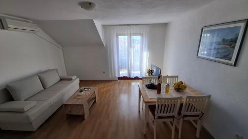 Seget Vranjica Apartamento | Apartments Mato with balconies, garden & the sea view