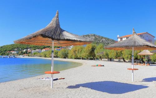 Seget Vranjica Apartamento | Apartments Mato with balconies, garden & the sea view