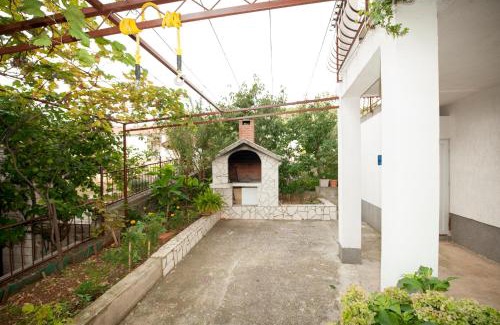 Seget Vranjica Apartamento | Apartments Mato with balconies, garden & the sea view