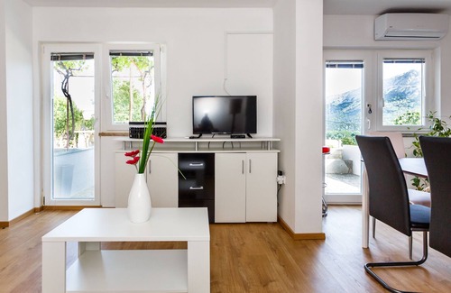 Baska Apartamento | Apartamento de cuatro estrellas con vistas al mar y piscina