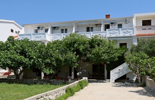 Metajna Apartamento | Apartments on the beach