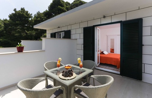 Saplunara Apartamento | Apartments Posta - Comfort One-Bedroom Apartment with Terrace and Sea View - Apartman 6