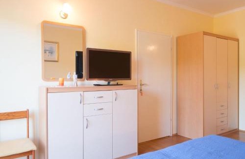 Molunat Apartamento | Apartments Saulan - One Bedroom Apartment with Balcony and Garden View Molunat