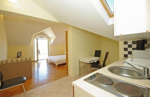 Sumartin Apartamento | Apartments Villa Rose - Economy Studio with Sea View and shared Terrace A3 crveni