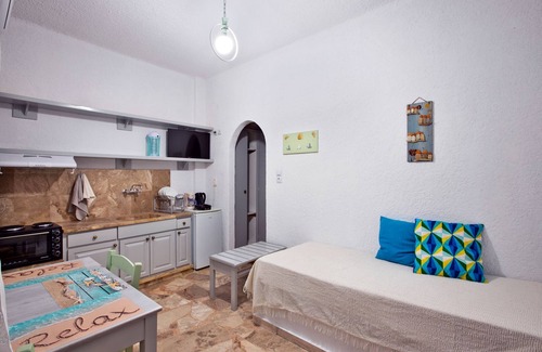 Ferma Apartamento | Apartments with garden view, 150 m from the beach in southern Crete.