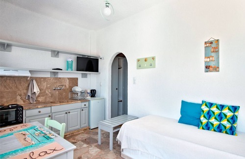 Ferma Apartamento | Apartments with garden view, 150 m from the beach in southern Crete.