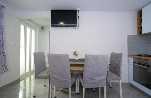 Kastel Sucurac Apartamento | Apartments with a parking space Kastel Sucurac, Kastela - 15430