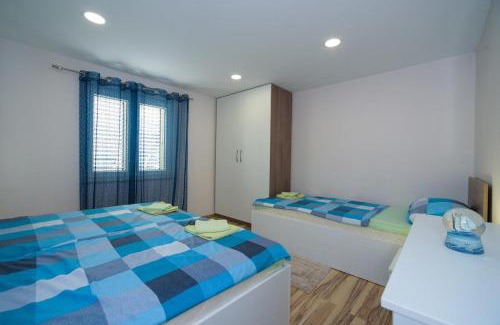 Kastel Sucurac Apartamento | Apartments with a parking space Kastel Sucurac, Kastela - 15430