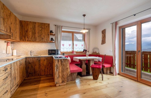 San Lorenzo di Sebato Apartamento | Apartamentos con una vista única en una zona tranquila y piscina.
