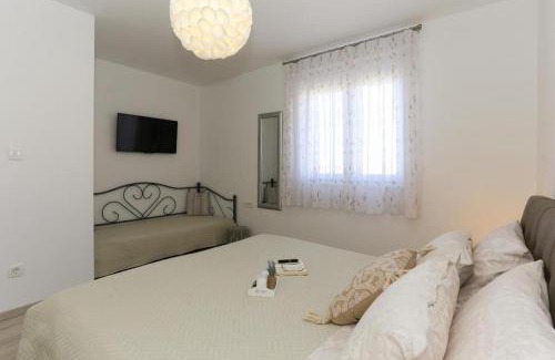 Kastel Gomilica Apartamento | Apartments with parking space Kastel Gomilica, Kastela - 20245
