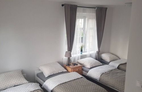 Zabrze Casa | APATRAMENTY MIŁA Ofrecemos habitaciones con baño y ducha.