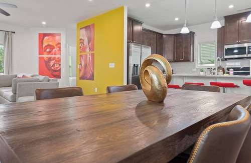 Apex Casa | Apex Luxury 4BR Near Lake - Movie Room & Sleeps 14