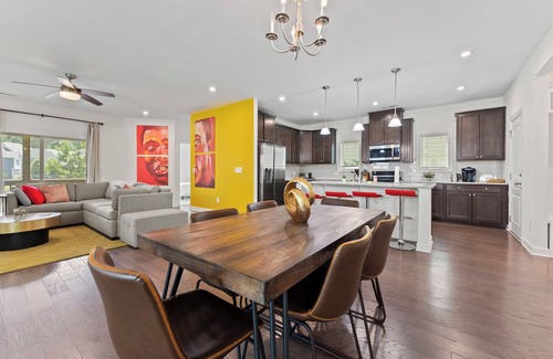 Apex Casa | Apex Luxury 4BR Near Lake - Movie Room & Sleeps 14
