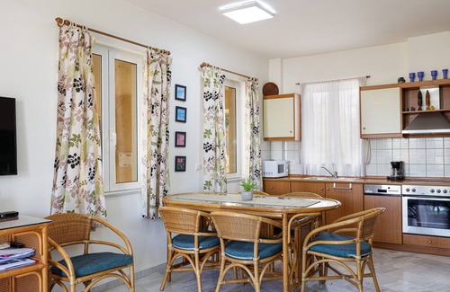 Houdetsi Apartamento | Aphrodite 3- Pigi Paradise, apartment with communal pool