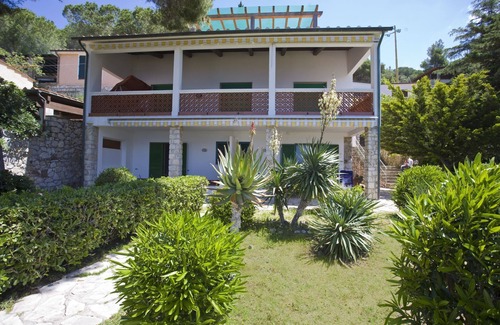 Scaglieri Apartamento | Excelente vista para los apartamentos con terraza y jardín, a pocos pasos de la playa de Forno.