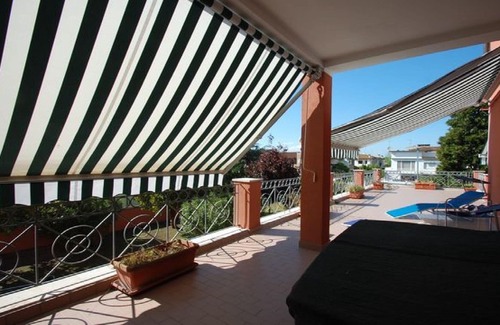 Lido di Pomposa Apartamento | App. Para el mar, Lido di Pomposa con una gran piscina privada y una gran terraza