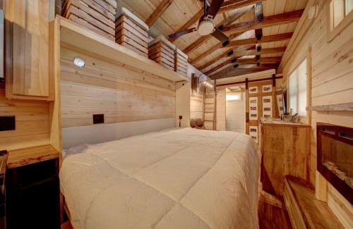 Hayesville Casa | Appalachian Adventure in this Tiny Cabin near Hiawassee, Ideal for Couples' Glamping
