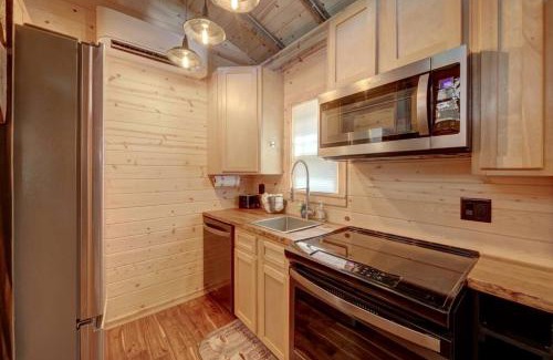 Hayesville Casa | Appalachian Adventure in this Tiny Cabin near Hiawassee, Ideal for Couples' Glamping