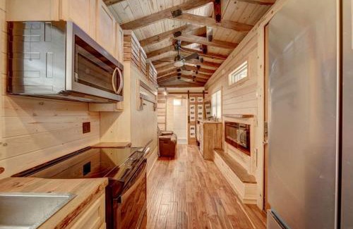 Hayesville Casa | Appalachian Adventure in this Tiny Cabin near Hiawassee, Ideal for Couples' Glamping