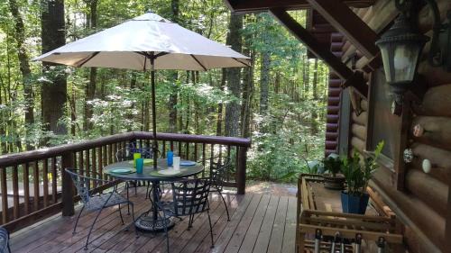 Ellijay Casa | Appalachian Cabin- Trout Stream Firepit Hot Tub