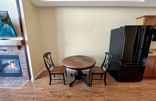 Vernon Condominio | Water Park (Next Door) Pool Hot Tubs Sauna Gym Deck Distant Mountain Views #419