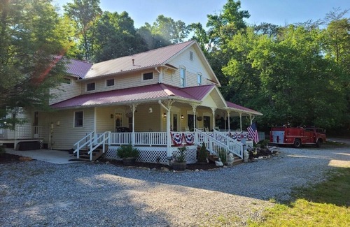 Blairsville Cama Y Desayuno | Appalachian Room at Misty Mountain Inn - 21 Mi to Helen Georgia