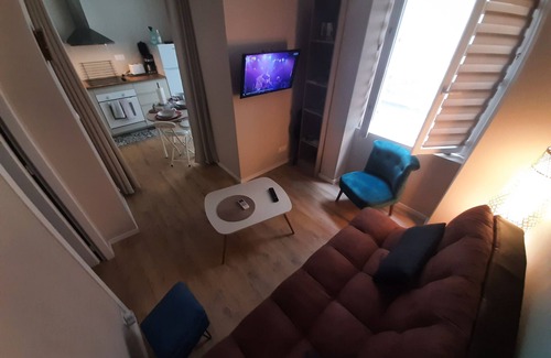 Bourg-Saint-Andeol Apartamento | Appart 100 - Cosy T2 with TV