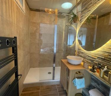 Le Blanc-Mesnil Casa | Appart Lumineux avec Jardin et Jacuzzi - Chambre Parentale - Full AC - Proche - CDG - Stade de France - Parc des Expositions