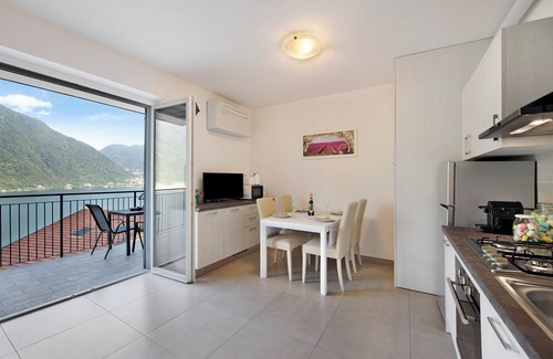 Nesso Apartamento | Appartamento "2 Il Tornante" con vistas al lago y a la montaña, Wi-Fi, aire acondicionado y balcón.