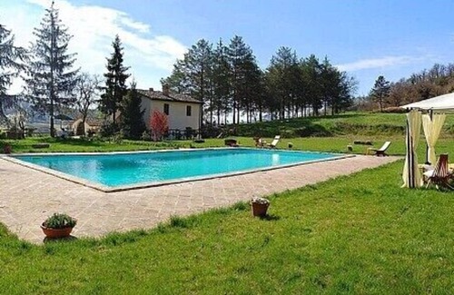 Montone Casa | Apartamento Aria A: Un apartamento característico rodeado de prados y verdes colinas.