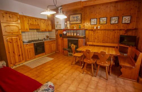 Carona Apartamento | Appartamento piano terra in centro paese.