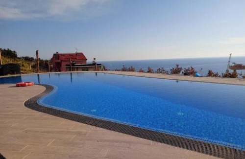 Riva Trigoso Apartamento | Appartamento Taggiasca con piscina - Riva Trigoso