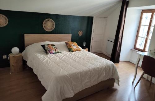 Besse-en-Chandesse Apartamento | Appartement spacieux en centre ville de Besse